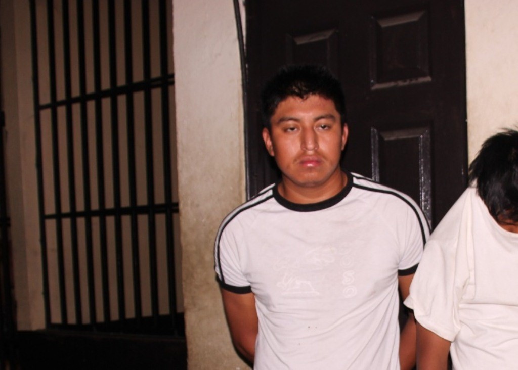 Los dos presuntos delincuentes capturados en Patulul. (Foto Prensa Libre: Melvin Popá).
