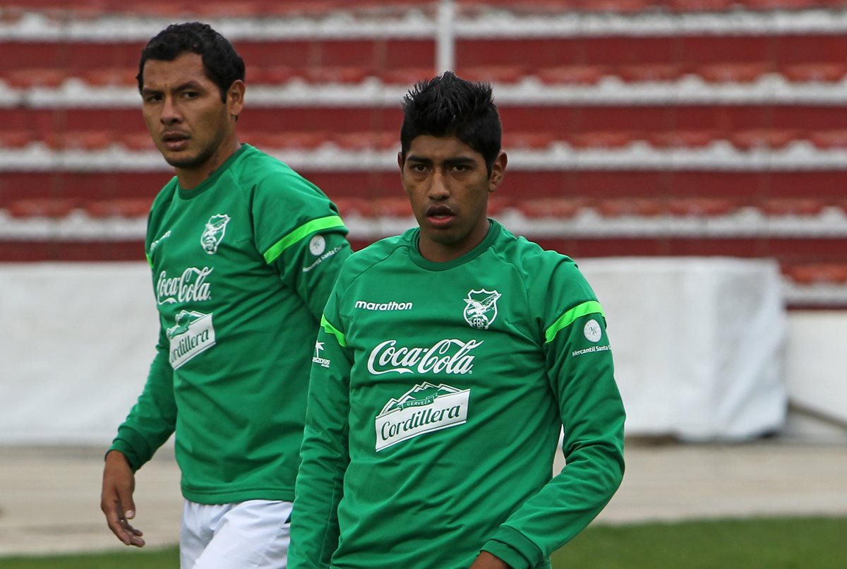 Omar Morales (atrás)no estará en el partido de Bolivia contra Argentina. (Foto Prensa Libre: EFE)