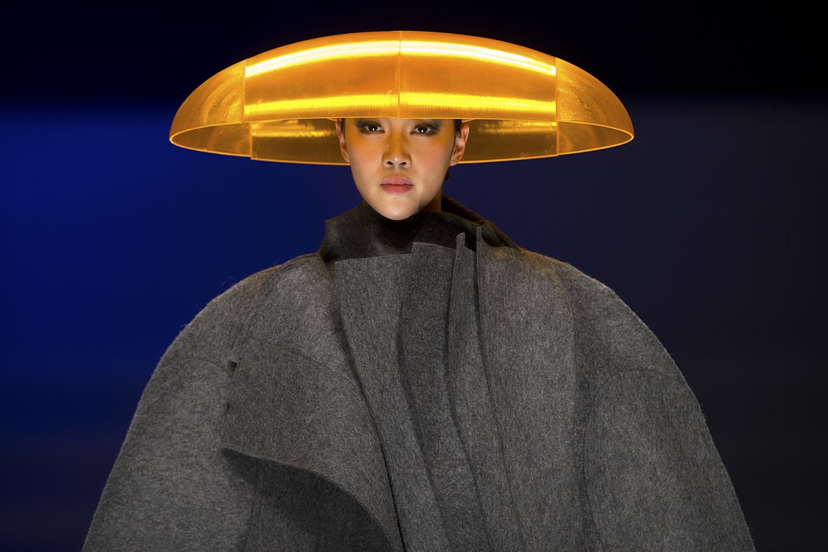 Una modelo desfila en la primera jornada de la Semana de la Moda de China, en Pekín (Foto Prensa Libre: AP)