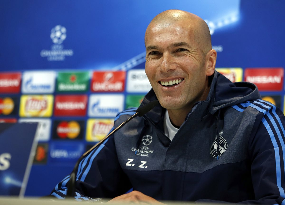 El técnico del Real Madrid, el francés Zinedine Zidane, durante la rueda de prensa posterior al entrenamiento realizado hoy en la Ciudad Deportiva de Valdebebas. (Foto Prensa Libre: EFE)