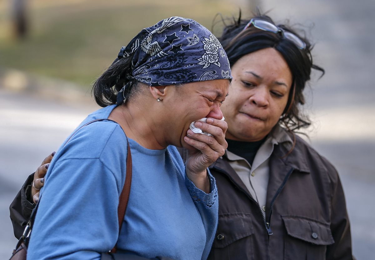 Familiares y amigos de las víctimas lloran en el lugar donde ocurrió la tragedia. (Foto Prensa Libre: EFE).