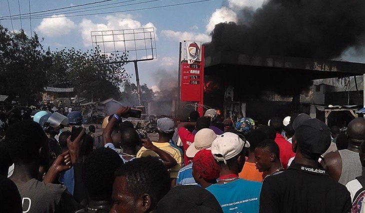 Mueren siete personas al estallar camión con combustible en Haití
