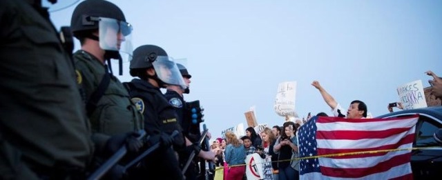 Detienen a varias personas por disturbios en mitin de Trump. (Foto Prensa Libre: EFE)