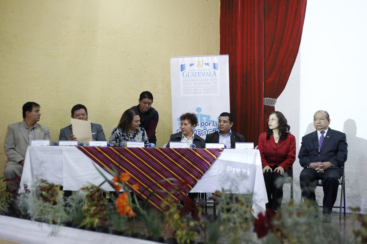 Reunión de gobernadores y Maria Elena Orellana, tercera viceministra de prevención de la violencia y el delito para comprometerse a trabajar en conjunto (Foto Prensa Libre: Paulo Raquec).