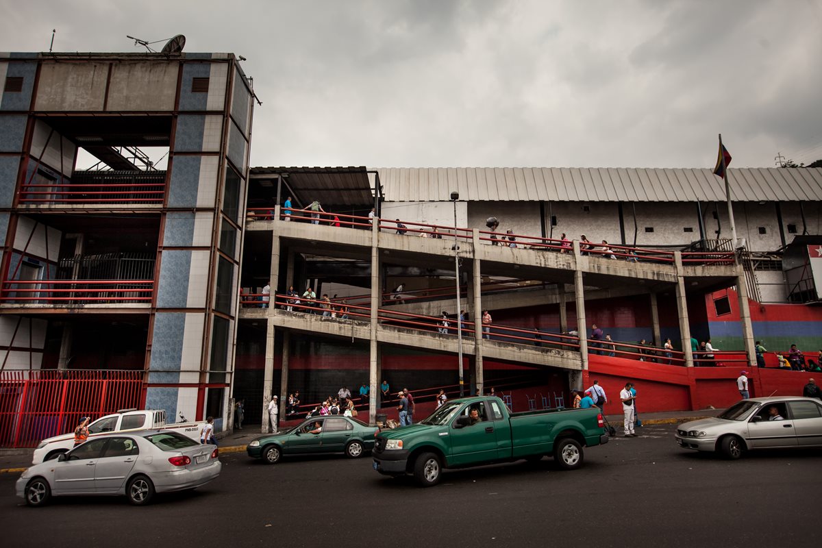 Terminal de buses "La Bandera", en Caracas, con considerable afluencia de gente en horas de la mañana del viernes. (Foto Prensa Libre: EFE).