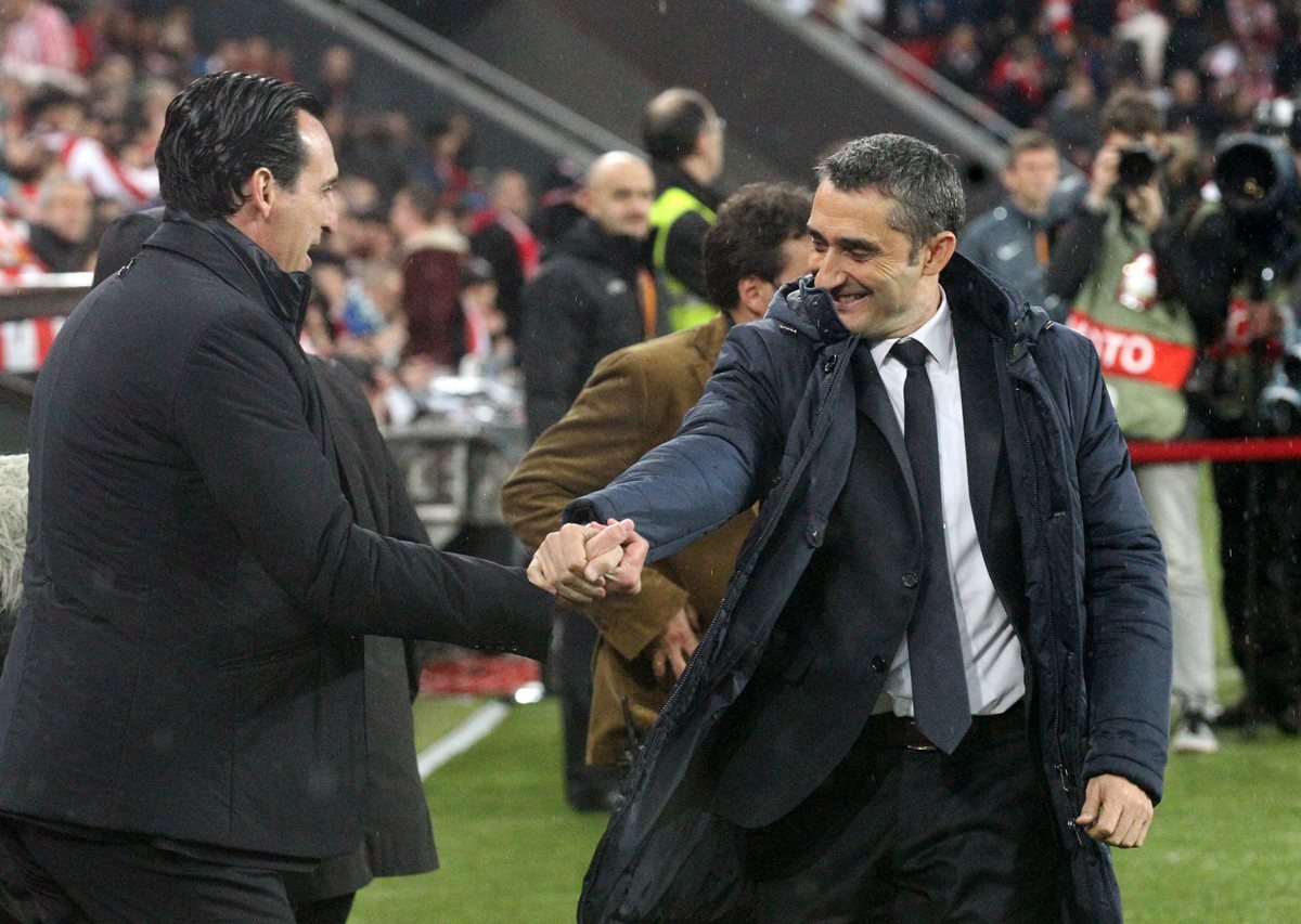 Ernesto Valverde (derecha) saluda al entrenador del Sevilla, Unai Emery. (Foto Prensa Libre: EFE)