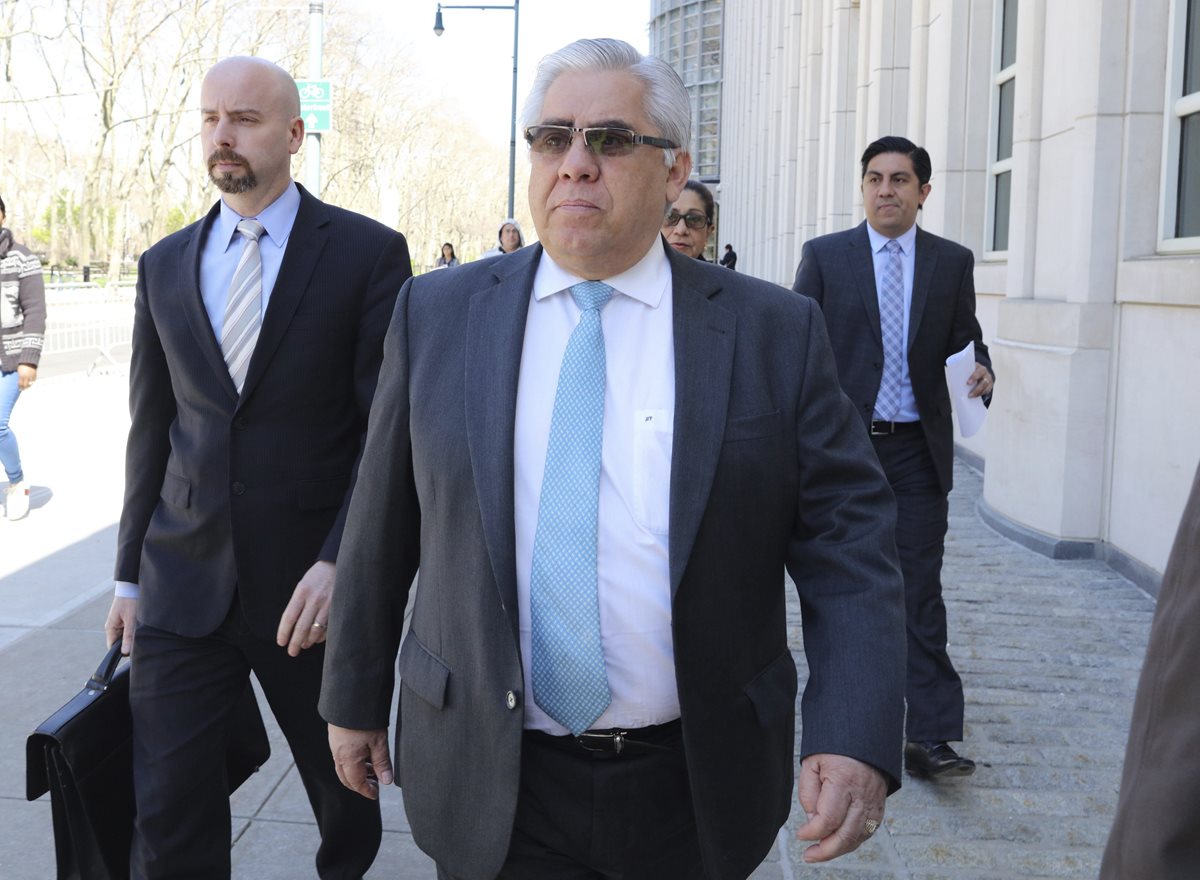 Héctor Trujillo abandona un juzgado de Brooklyn, Nueva York, luego de conocer que se suspende el proceso. (Foto Prensa Libre: Agencia AFP)