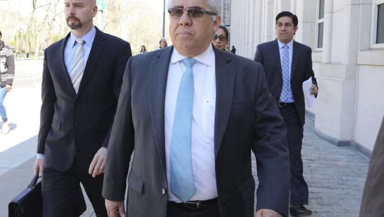 Héctor Trujillo abandona un juzgado de Brooklyn, Nueva York, luego de conocer que se suspende el proceso. (Foto Prensa Libre: Agencia AFP)