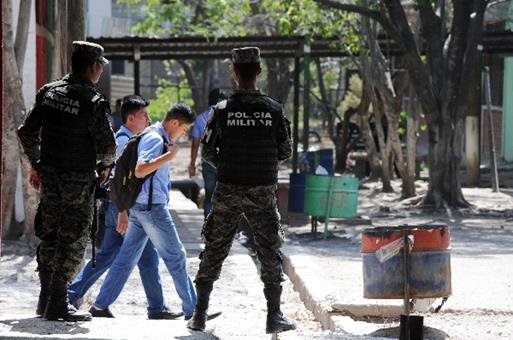 Militares patrullan los alrededores de una escuela en Tegucigalpa.(AFP).
