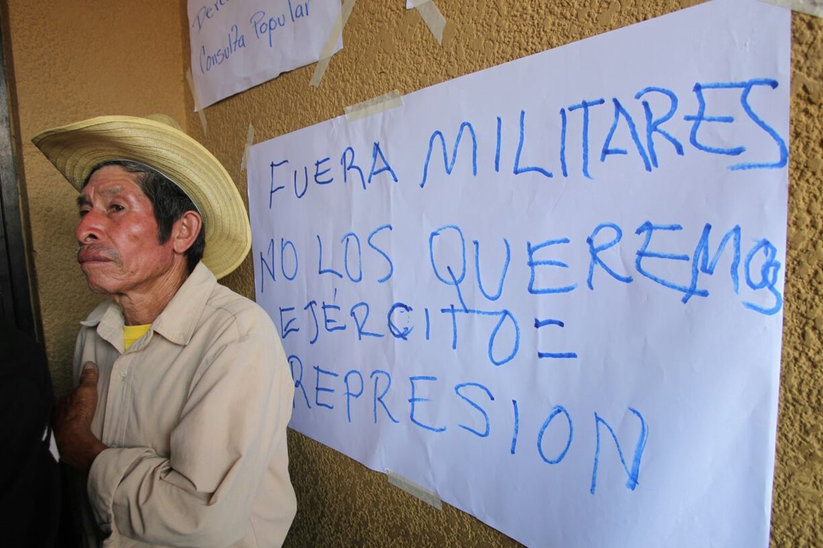Vecinos de San Pedro Ayampuc protestan contra la presencia de soldados en el área. (Foto Prensa Libre: Érick Avila)