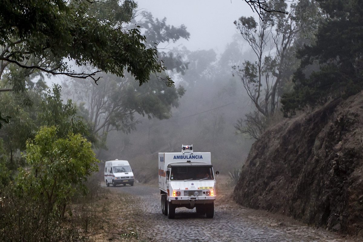 Ambulancias llegan al lugar donde se encontraron los cuerpos sin vida de ocho soldados y de tres civiles, cerca a la entrada a las barracas militares Monte Txota, en la isla de Santiago, Ciudad de Praia (Cabo Verde). (Foto Prensa Libre: EFE).