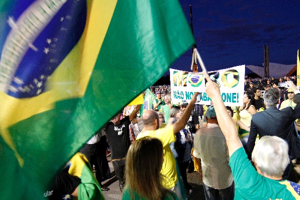 <span>Manifestantes</span> <span>protestan</span><span> frente a</span> <span>la Corte</span> <span>Suprema</span> <span>en Brasilia.(AFP).</span>
