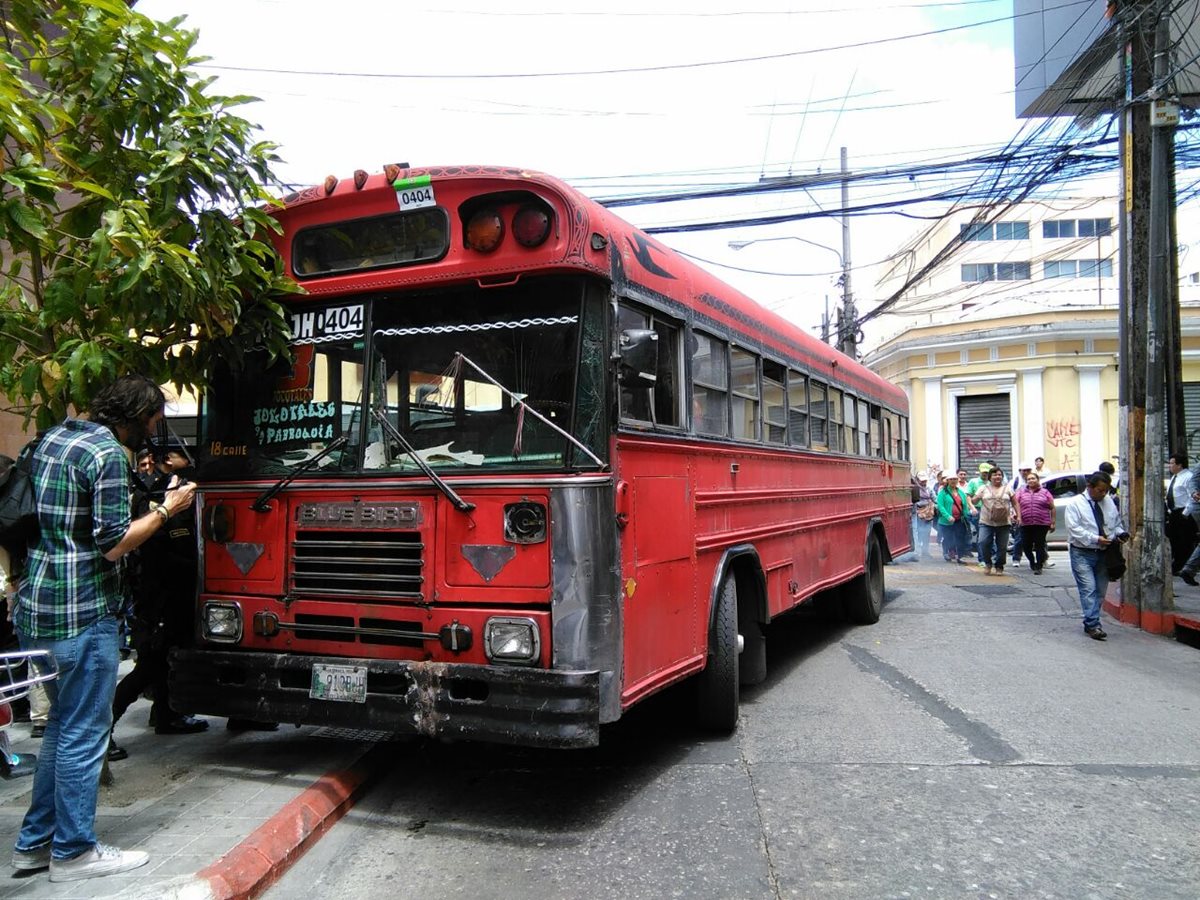 El autobús estacionado sobre el paso peatonal luego del ataque armado en contra del conductor. (Foto Prensa Libre: Óscar Rivas)