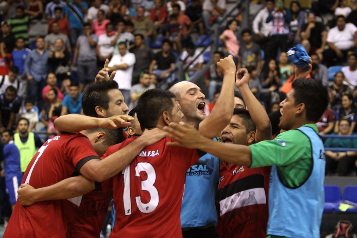 Los jugadores de Glucosoral celebran luego de coronarse tetracampeones del futsal guatemalteco. (Foto Prensa Libre: Jesús Cuque)