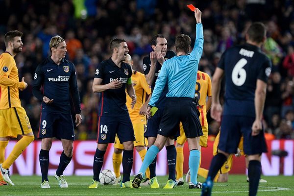 El árbitro alemán Felix Brych le muestra la tarjeta roja al delantero del Atlético de Madrid, Fernando Torres (segundo a la izquierda), mientras Diego Godin y Gabi protestan. (Foto Prensa Libre: AFP)
