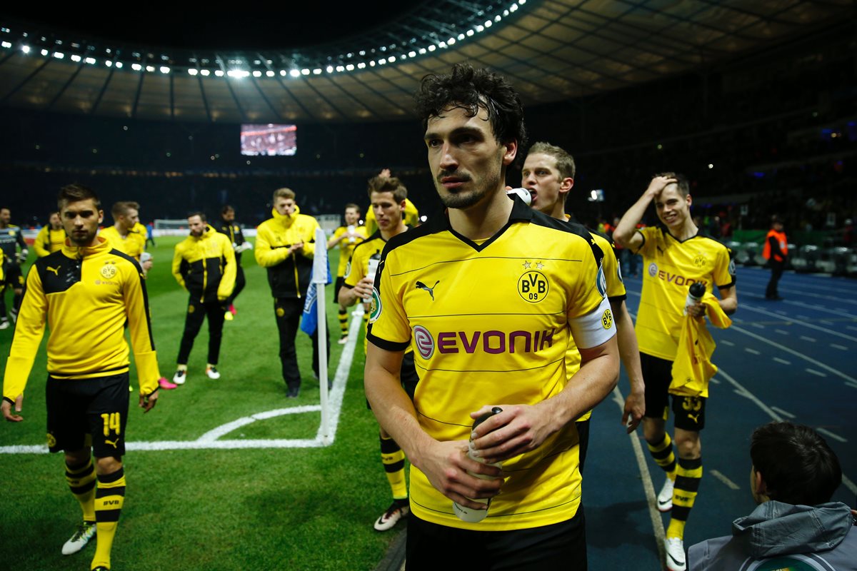 El Bayern Múnich confirmó este martes que está en negociaciones para incorporar al defensa internacional alemán del Borussia Dortmund, Matts Hummels. (Foto Prensa Libre: AFP)