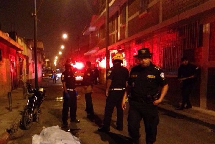 El cuerpo de una de las víctimas quedó frente al centro nocturno, en la zona 6. (Foto Prensa Libre: Cortesía CBM)