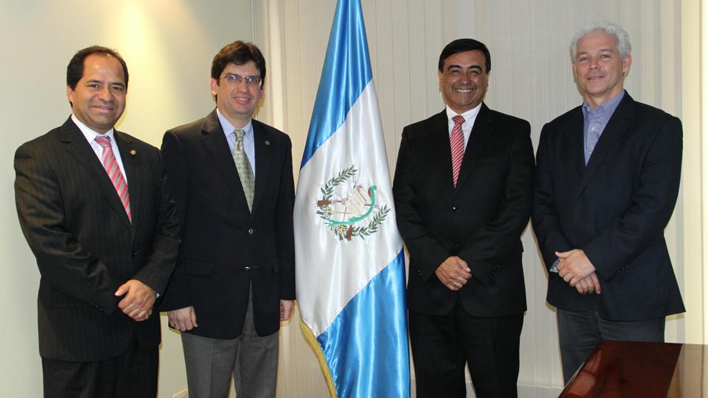 Edwin Giovanni Verbena De León, segundo de la derecha a la izquierda, después de su juramentación como nuevo vice ministro. (Foto Prensa Libre: cortesía Mineco)