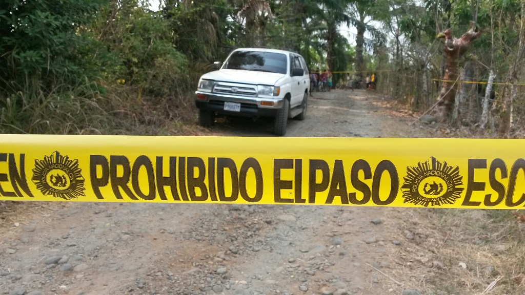 Lugar donde fue localizado en vehículo con los dos cadáveres en Pajapita. (Foto Prensa Libre: Alexánder Coyoy)