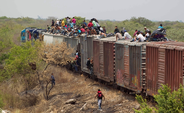 (Foto de referencia). Miles de centroamericanos utilizan cualquier vía de comunicación cada año en su intento de llegar a EE. UU. (Foto Prensa Libre: Hemeroteca PL).