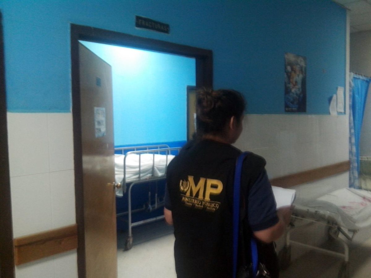 Peritos del Ministerio Público llegaron al hospital para comenzar con la investigación. (Foto Prensa Libre: Hugo Oliva)