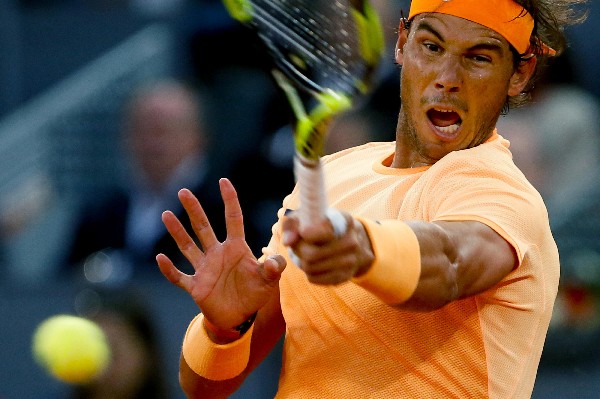 Rafael Nadal en acción durante el juego de este jueves. (Foto Prensa Libre: EFE)