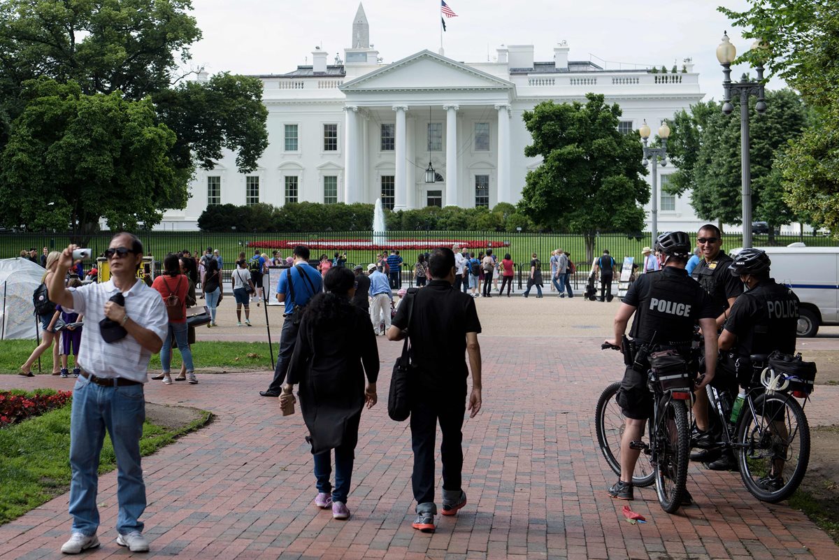 La Casa Blanca fue puesta en alerta de seguridad el lunes luego de que una mujer lanzara un paquete sospechoso. (Foto Prensa Libre: AP).