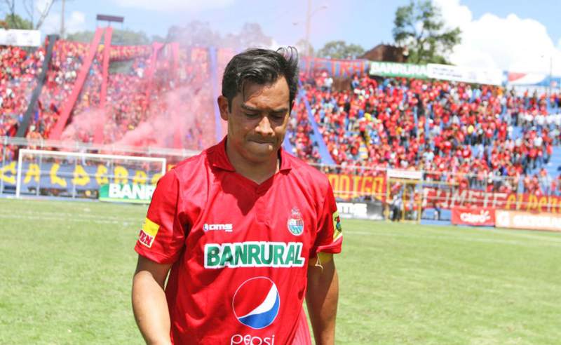 Carlos Ruiz se despide de Municipal después de dos años de relación. (Foto Prensa Libre: Hemeroteca)