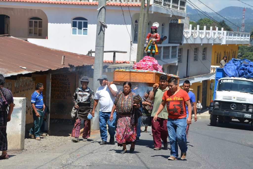Un grupo de devotos carga imagen de San Isidro Labrador. (Foto Prensa Libre: Édgar Sáenz).