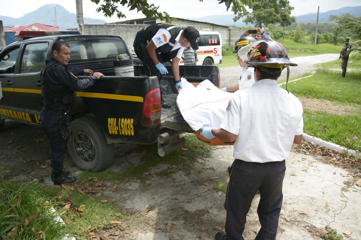 El cuerpo del guardia privado Vicente Domingo Sequén Estrada es trasladado a la morgue. (Foto Prensa Libre: Estuardo Paredes)