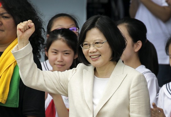 Tsai Ing-wen, saluda a la multitud asistente a la ceremonia de posesión. (EFE).