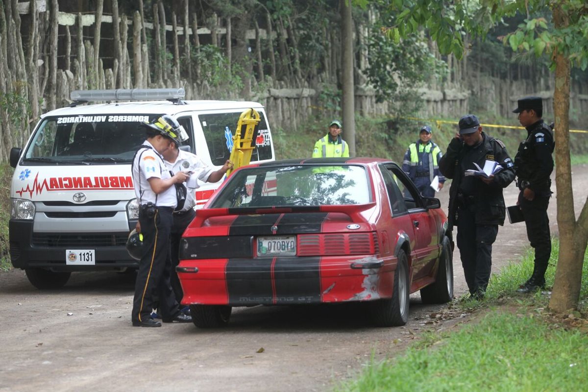 Un bombero cubre el cadáver, a la espera del MP. (Foto Prensa Libre: Érick Ávila)