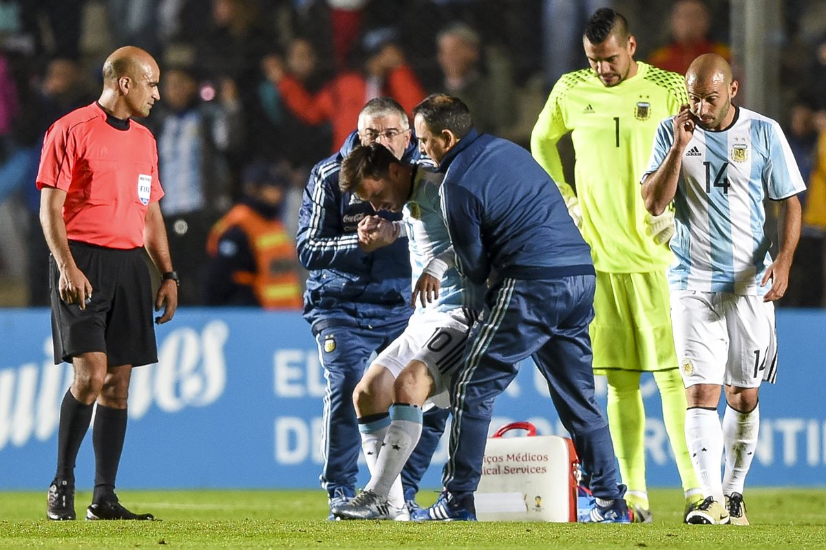 Se encienden las alarmas por Lionel Messi. (Foto Prensa Libre: AFP)