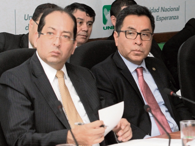 Sergio Recinos, presidente en funciones del Banguat, y José María Flores, de la Superintendencia de Bancos. (Foto Prensa Libre: ESTUARDO PAREDES)