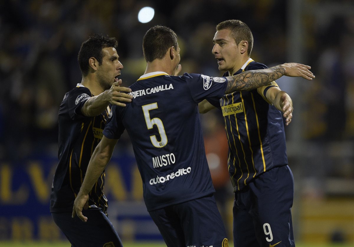 Jugadores de Rosario Central festejan una anotación en el encuentro contra Gremio. (Foto Prensa Libre: AFP)