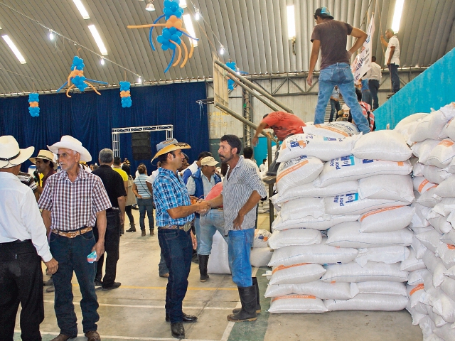 La entrega de fertilizantes ha registrado diversos inconvenientes en gobiernos anteriores.  (Foto Prensa Libre: Oscar gonzález)