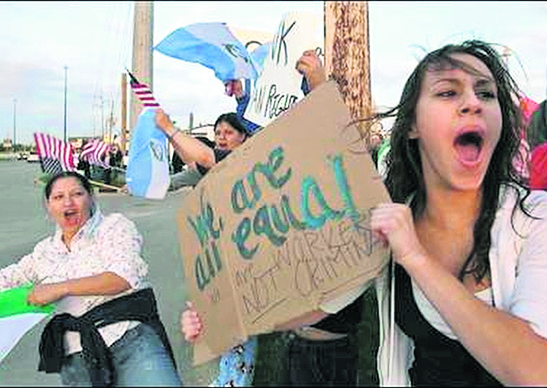 Activistas y familias protestan por redada en Postville, Iowa, el 13 de mayo de 2008. (Foto: Hemeroteca PL)
