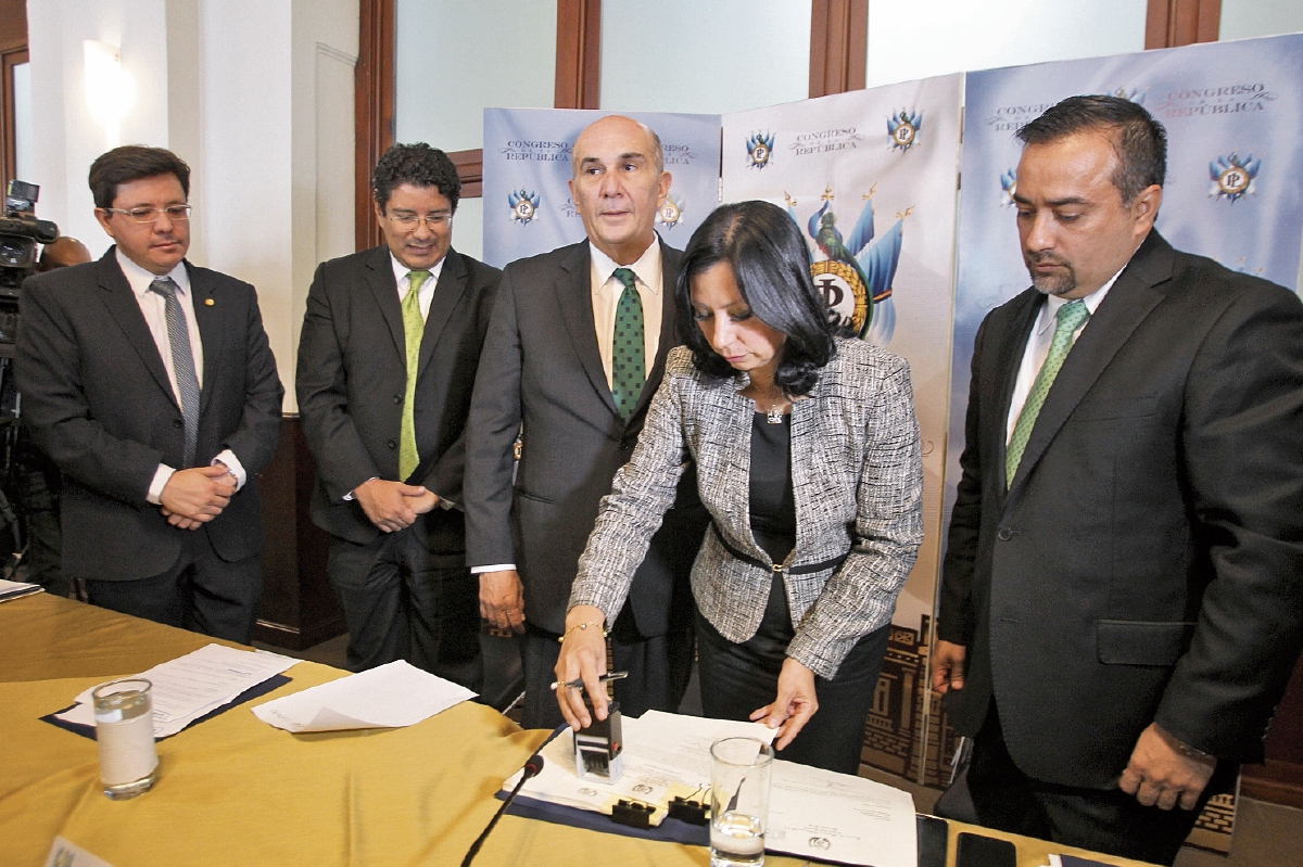 Funcionarios del Ministerio de Finanzas al momento de entregar la propuesta de reformas a la SAT al presidente del Congreso y miembros de la Comisión de Finanzas del Legislativo. Fotografía: Erick Avila