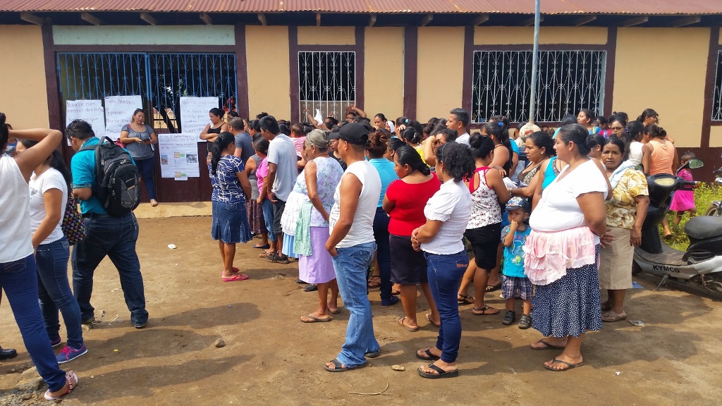 Padres de familia manifiestan frente a la Escuela Oficial Rural Mixta de aldea Bethania, Coatepeque. (Foto Prensa Libre: Alexánder Coyoy).