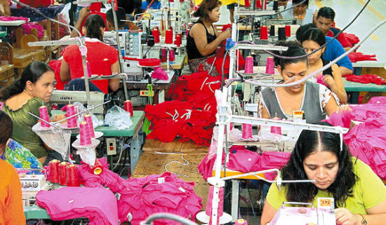 Fabricantes de ropa y otros artículos que se producen en zonas francas amenazan con retirarse del país. (Foto Prensa Libre: Hemeroteca PL)