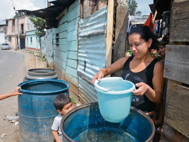 madre recurre a comprar agua de cisternas, que le abastecen en toneles, para consumo en su hogar.