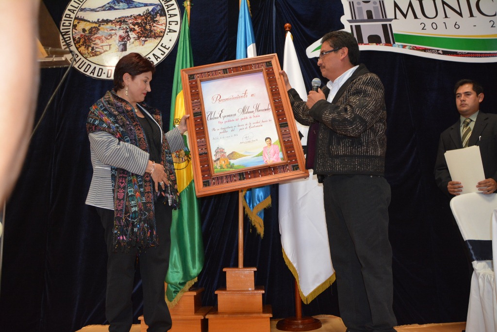 La fiscal general Thelma Aldana recibe reconocimiento de manos de Andrés Iboy, alcalde de la cabecera de Sololá. (Foto Prensa Libre: Édgar Sáenz).