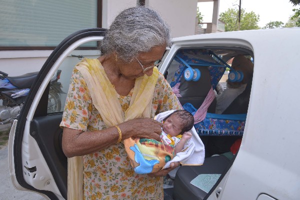 Daljinder Kaur dio a luz el mes pasado a un niño en Nueva Delhi,India.(AFP).
