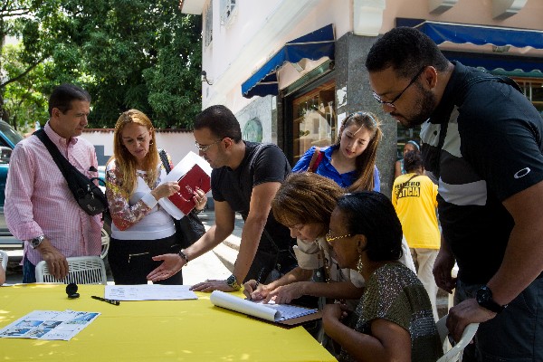 Recolección de firmas para solicitar el referendo contra Nicolás Maduro.(EFE).