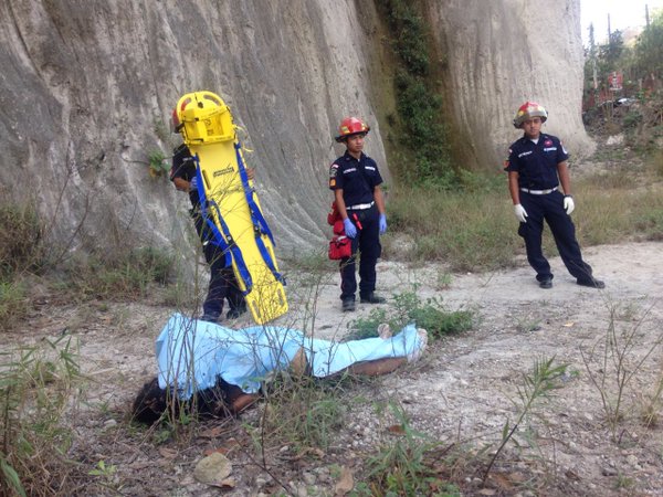 Bomberos Municipales localizaron el cuerpo de la adolescente. (Foto Prensa Libre: Bomberos Municipales)