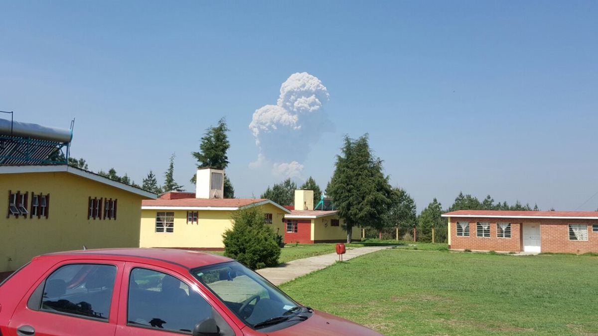 Columna de ceniza expulsada por el Volcán Santiaguito es observada desde San Felipe, Retalhuleu. (Foto Prensa Libre: Rolando Miranda)