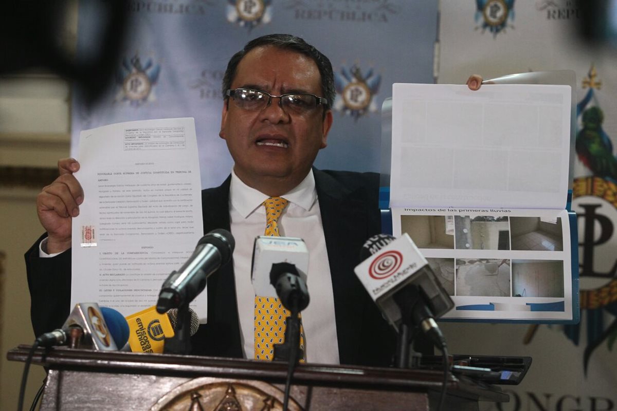 Diputado Selvin García interpone amparo en CSJ por incumplimiento afectados Cambray. (Foto Prensa Libre: Álvaro Interiano)