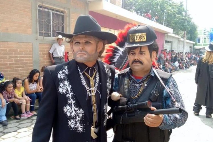 Dos personas disfrazadas de los capos mexicanos (Foto Prensa Libre)