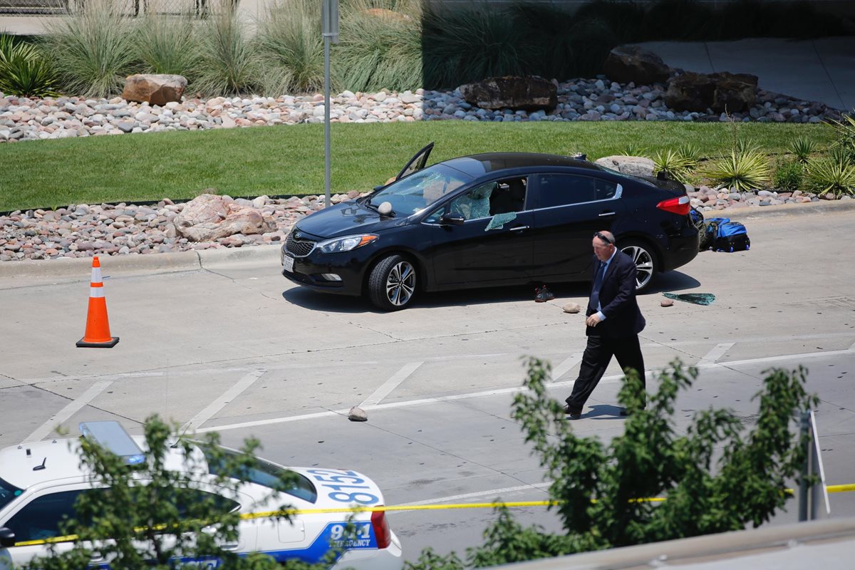 Un investigador revisa el área donde ocurrió la balacera en el aeropuerto Love Fields de Dallas. (Foto Prensa Libre: AP).
