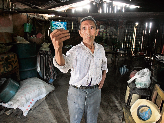 Santos Estrada, de 73 años y quien padece sordera, es uno de los nuevos beneficiarios de transferencia monetaria para alimentos. (Foto Prensa Libre: Esbin García)